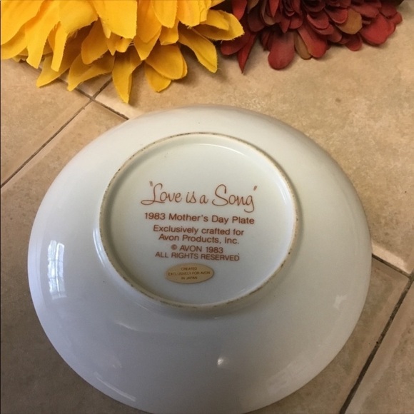 Avon Collectible Mother’s Day Decor Plates 1982, 83 & 84 - Picture 8 of 8